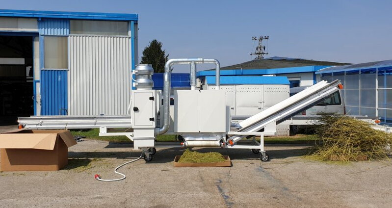 Stroj na oddeľovanie konope