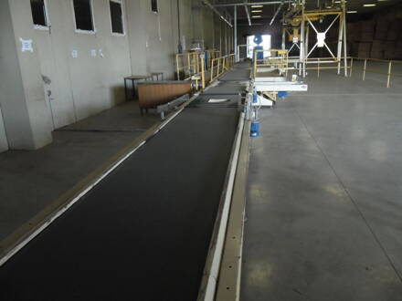 Linka na kontrolu škatúľ na tabak a manipuláciu so škatuľami